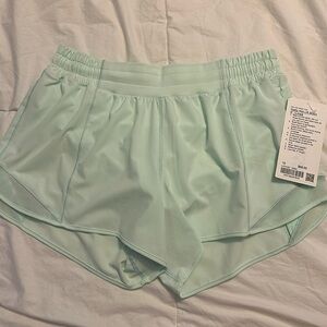 NWT Lululemon Hotty Hot LR Short 4" Lined